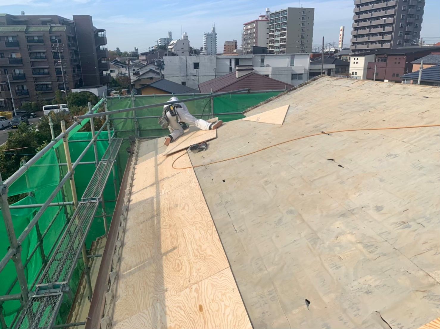 構造用合板（野地板）の増し張り作業