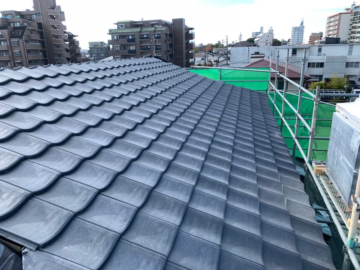 全面に美しく敷き詰められた新しい屋根