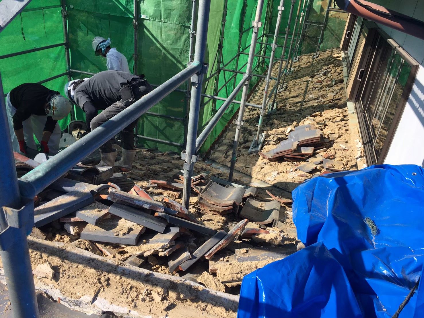 既存屋根の解体作業1