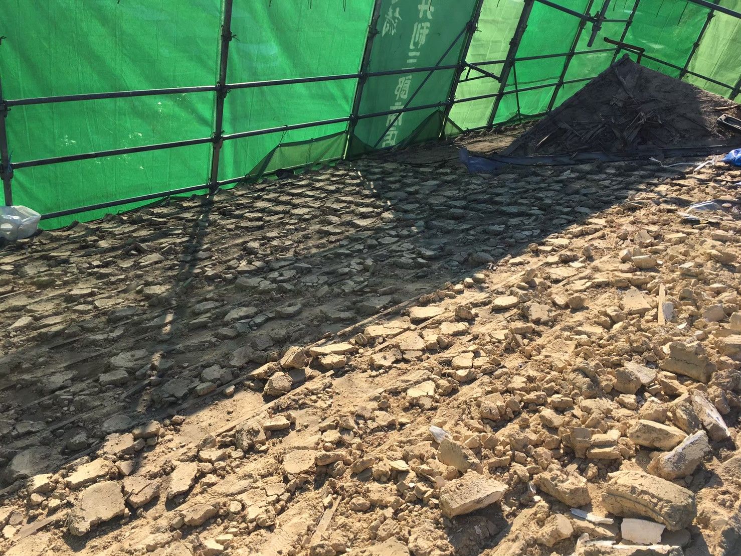 既存屋根の解体作業2